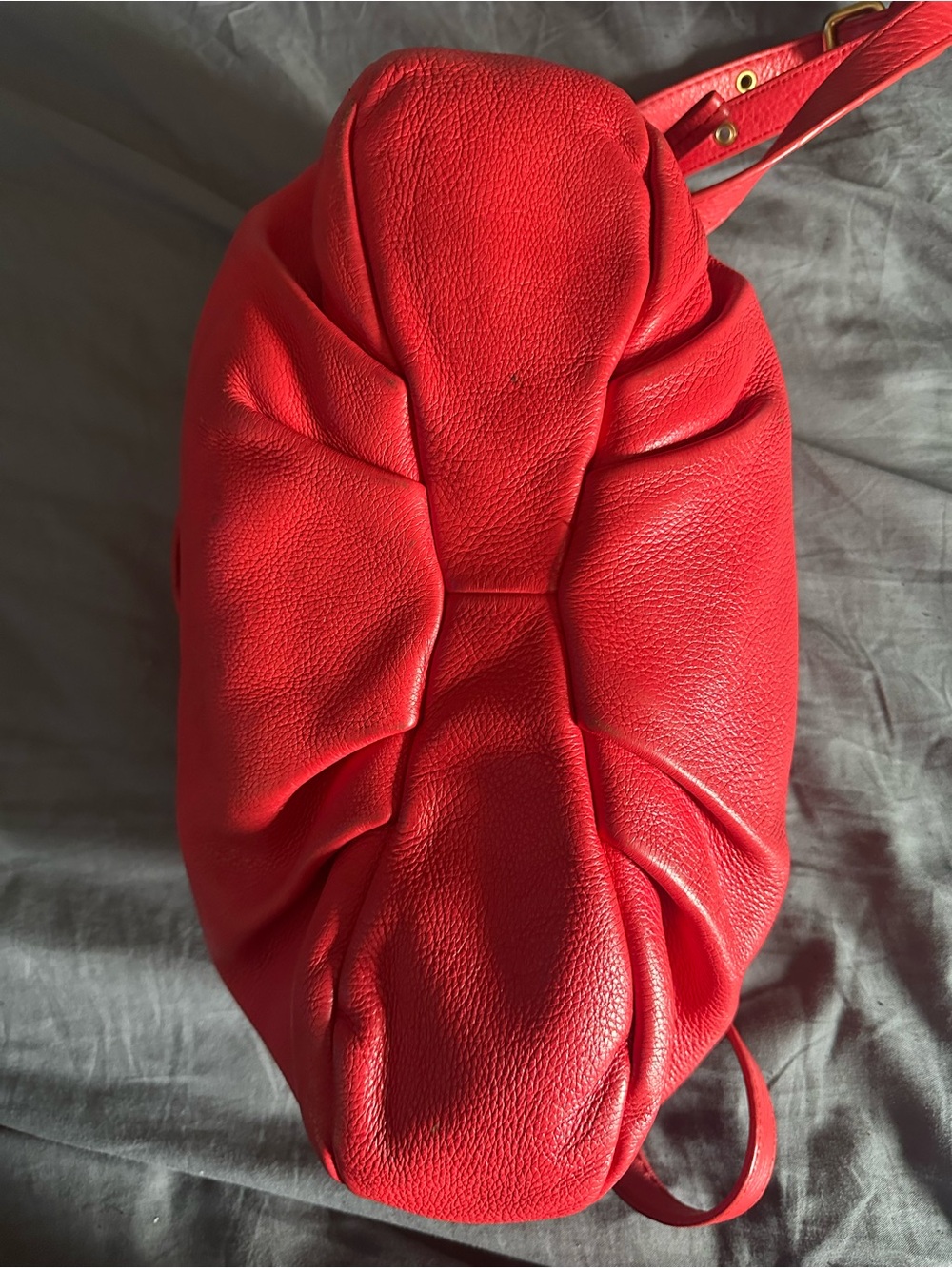 Marc Jacobs Red Pebbled Leather Shoulder Bag with Gold Plaque - Picture 6 of 7